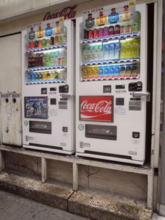 新宿アルタ裏にある自動販売機