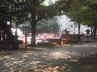 花園神社で準備中