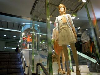 新宿サブナードにあるマネキン