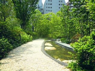 新宿イーストサイドタワー近くの水場