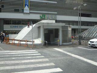 新宿駅近くの謎のほこら