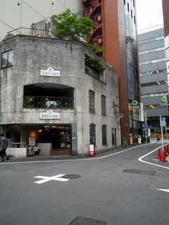 末広通りの喫茶店バルコニーと近くの交差点