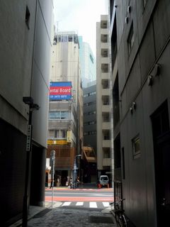 そびえ立つビルの間からの撮影