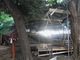 花園神社の境内にて演劇場の解体作業中
