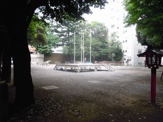 花園神社の広場