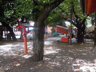 花園神社の準備中の出店