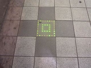 新宿大ガード下の歩道にある謎の文様