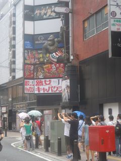 歌舞伎町にあるゴリラのオブジェ