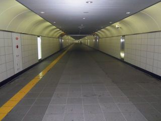 人通りの少ないメトロプロムナード