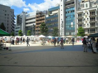 大久保公園の学生万博