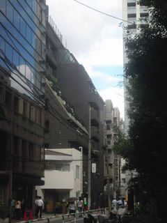 例のプールのある建物?