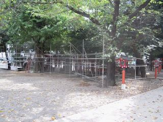 工事が開始されそうな花園神社境内の建物