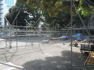 花園神社の広場の骨組み