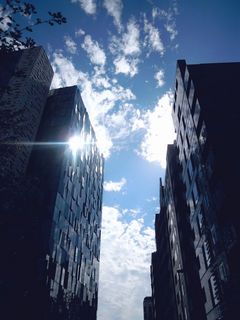 ビル間の青空