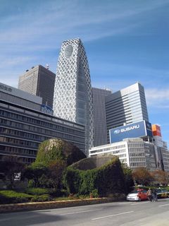 新宿西口出てすぐあたりのビル群
